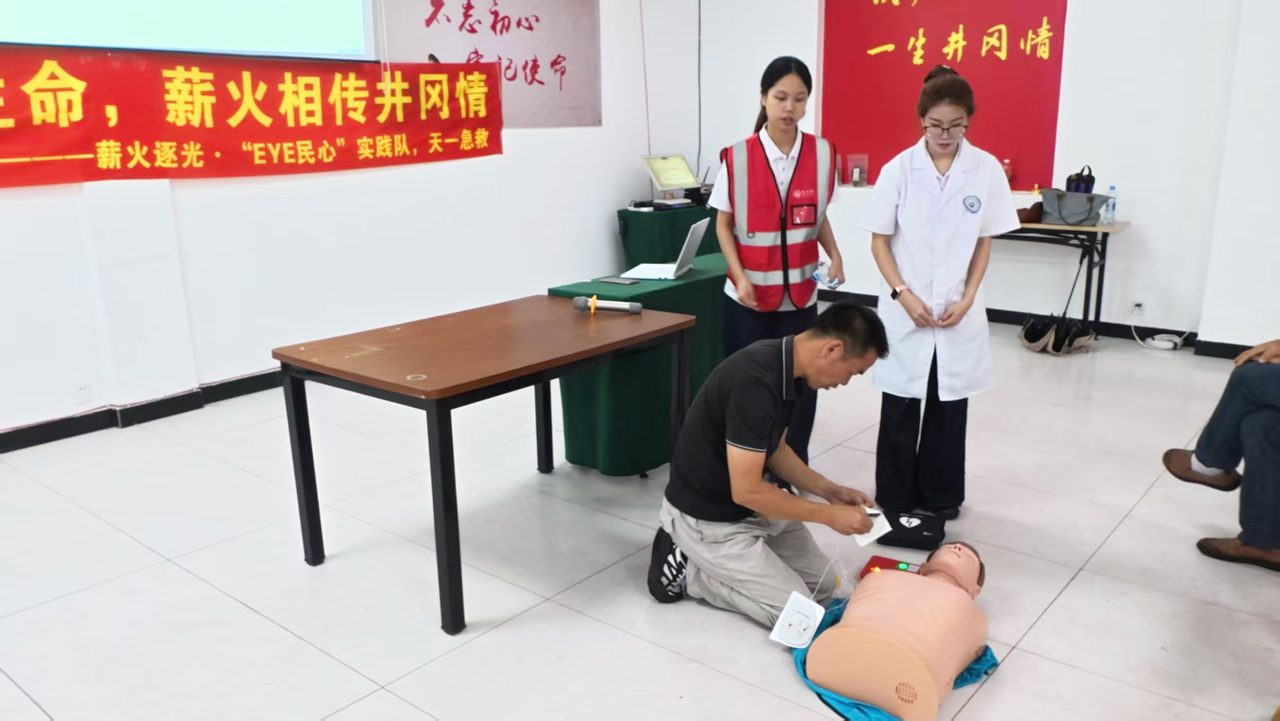 当地群众分组进行心肺复苏等急救技能实操